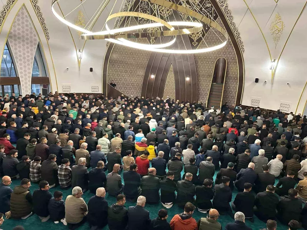 Adıyaman’da Binlerce Kişi Bayram Namazında Buluştu