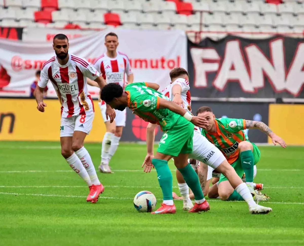 Antalyaspor, Alanyaspor’u 2-1 Yenerek Galip Geldi