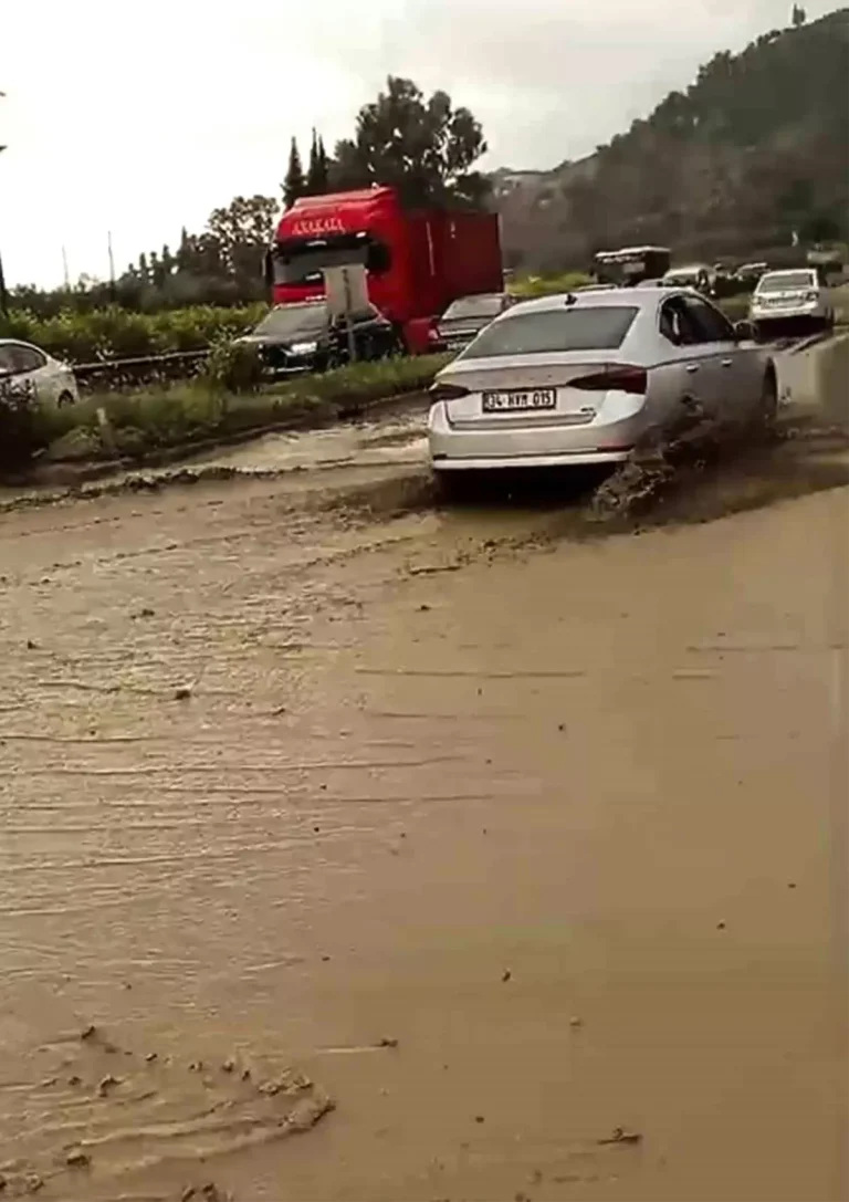 Aydın’da Sağanak Yağış Ulaşımı Olumsuz Etkiledi