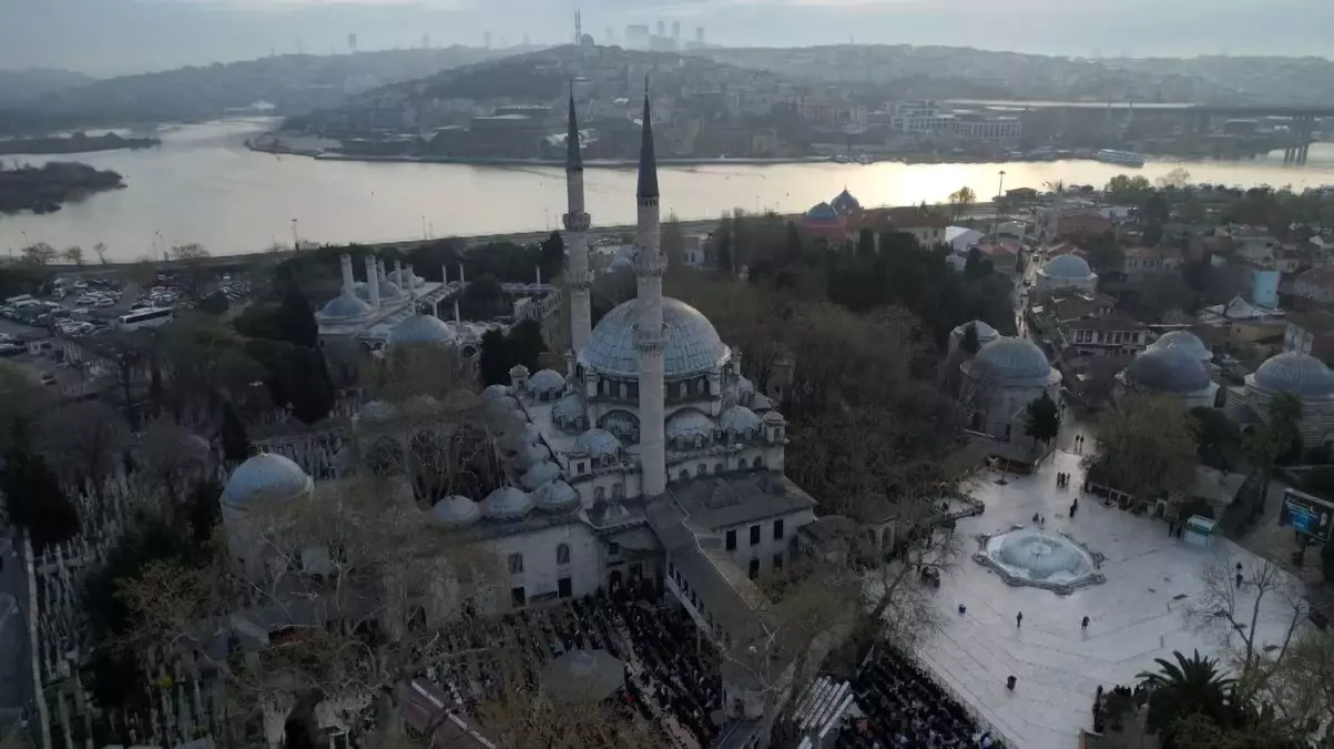 Eyüpsultan Camii’nde Bayram Yoğunluğu