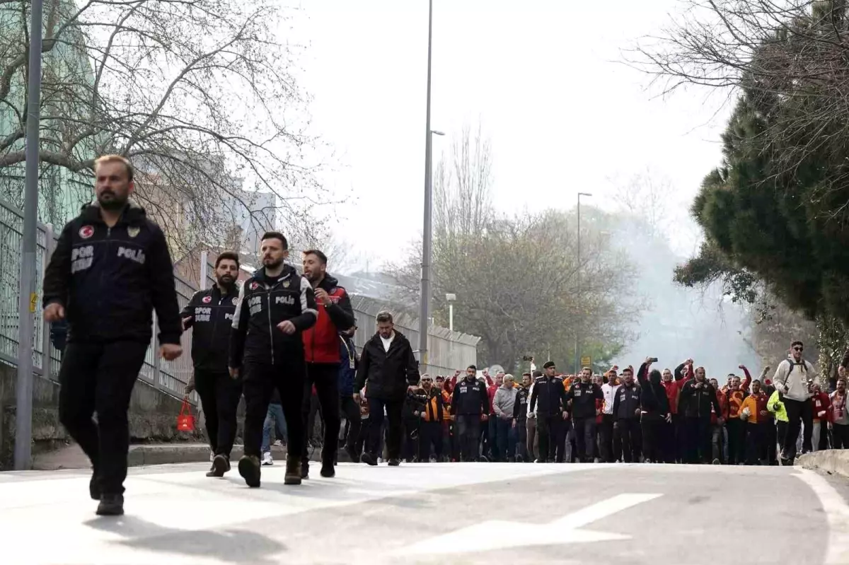 Galatasaray Taraftarları Beşiktaş Derbisine Akın Etti