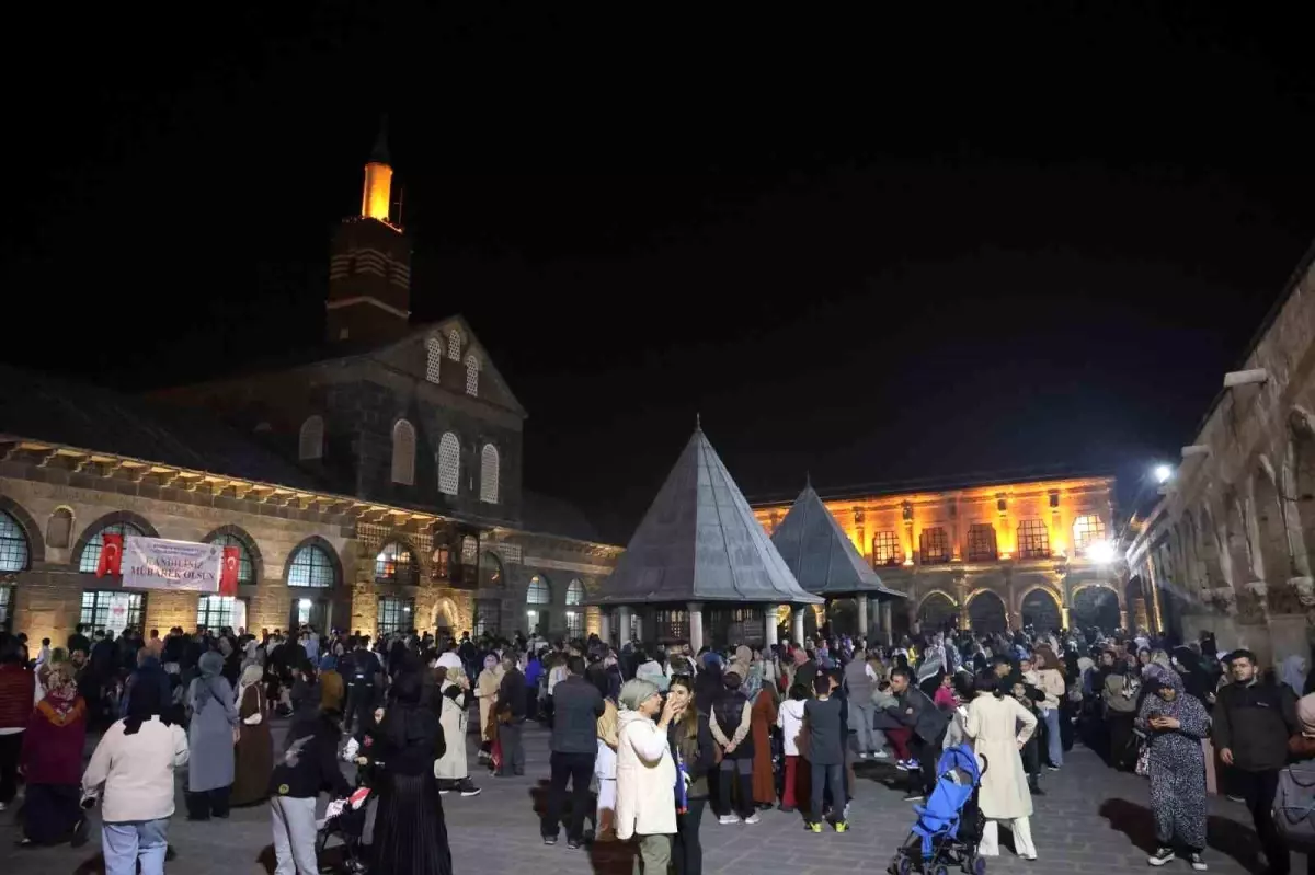 Kadir Gecesi Ulu Cami’de İbadetle Geçirildi