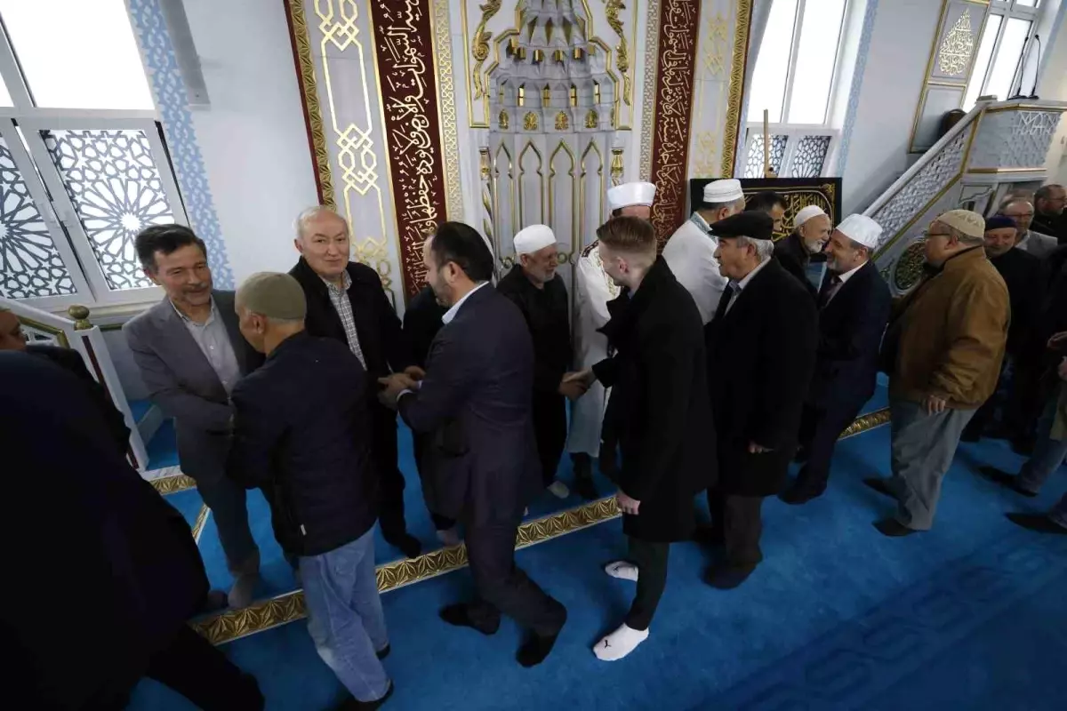 Köln’de Müslümanlar Bayram Namazı İçin Camide Buluştu