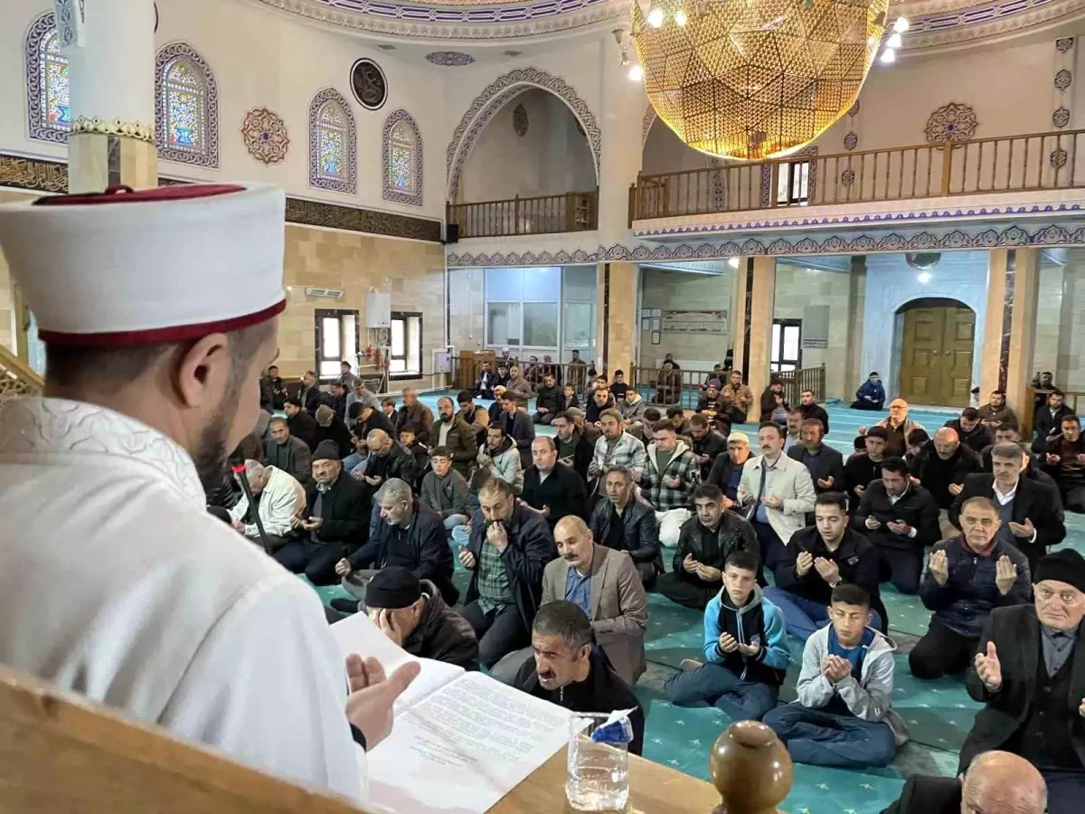 Malazgirt’te Coşkulu Bayram Namazı