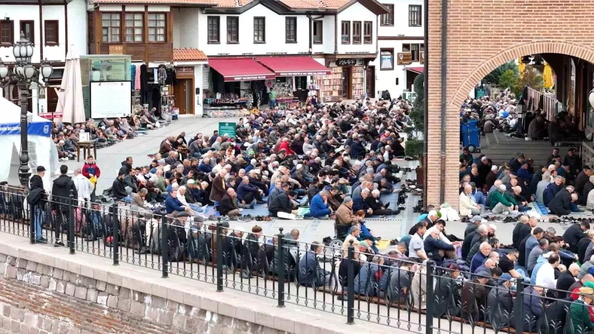 Ramazan’ın Son Cuması’nda Hacı Bayram Camii’nde Coşku