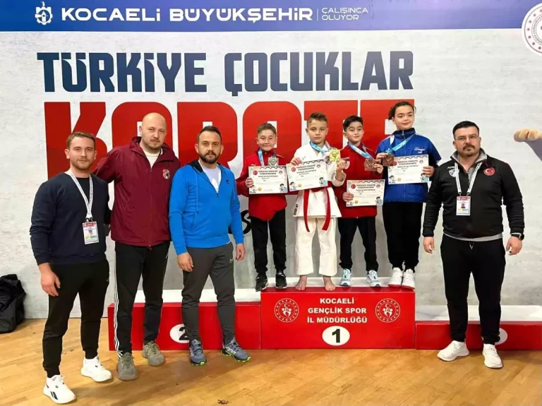 11 Yaşındaki Özen Efeler Türkiye İkincisi Oldu