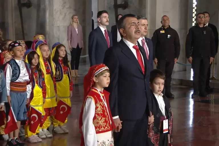 23 Nisan’ı coşkuyla kutlanıyor! Bakan Tekin çocuklarla Anıtkabir’i ziyaret etti