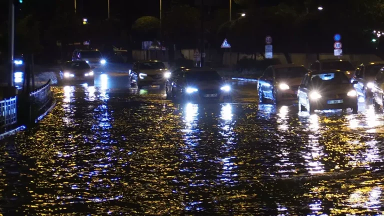 Adana’da Sağanak Yağış Hayatı Olumsuz Etkiledi