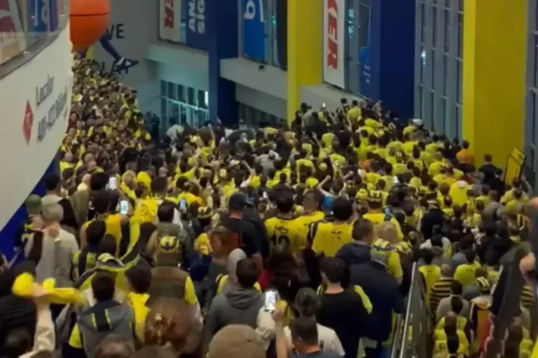Ali Koç’a soğuk duş! Taraftarlar basket maçında da aynı sloganı attı