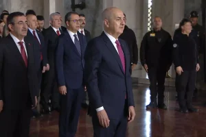 Anıtkabir’de 23 Nisan töreni! Devlet erkanı Atatürk’ün mozolesine çelenk bıraktı