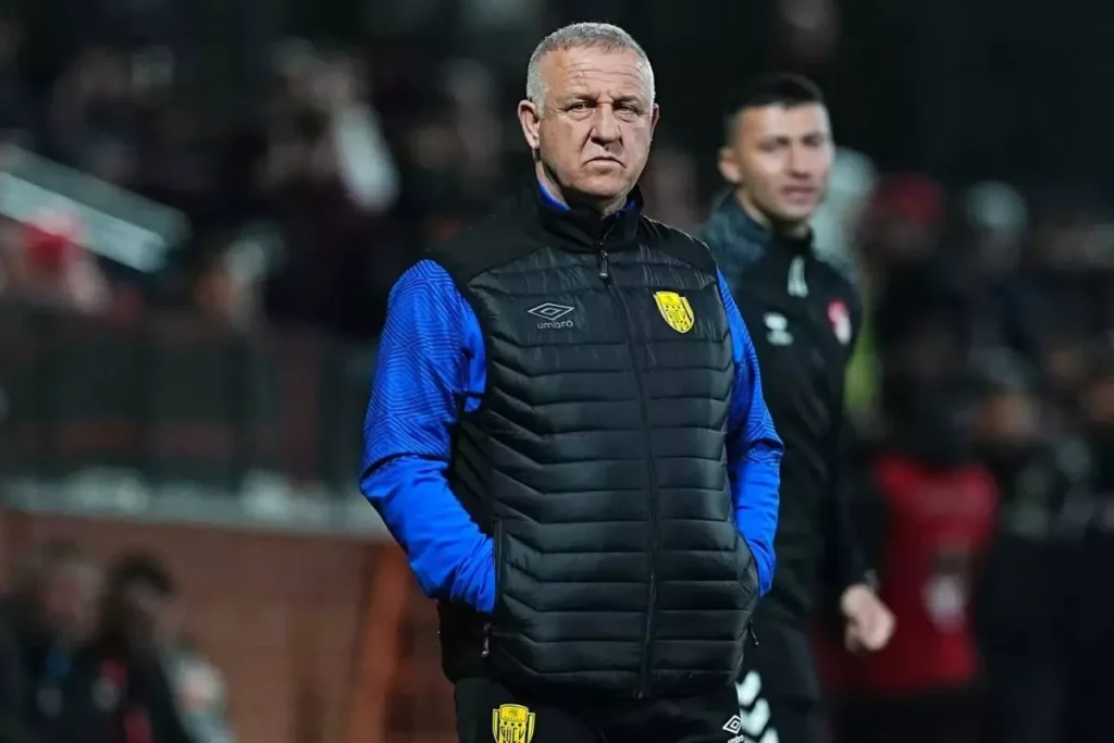 Ankaragücü Teknik Direktörü Mesut Bakkal, futbolculara sallayıp görevi bıraktı