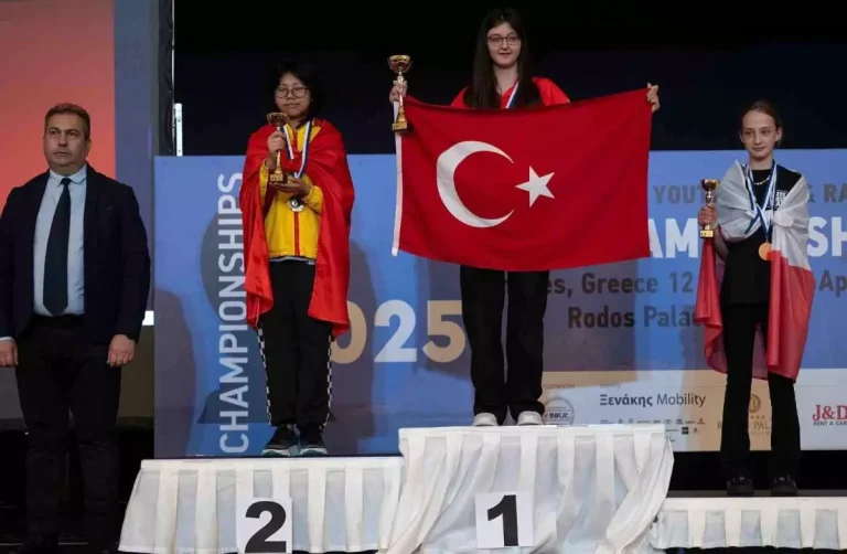 Arya Aydoğan, Dünya Gençler Hızlı Satranç Şampiyonu Oldu