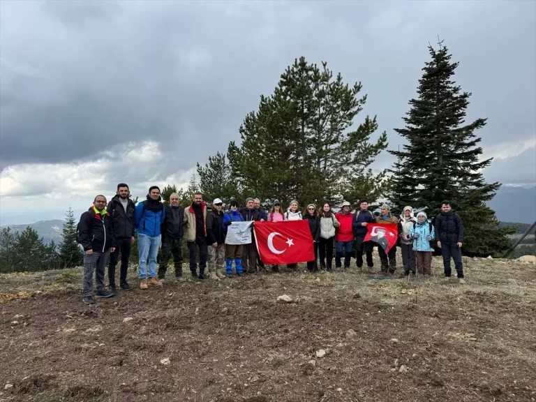 Çankırı’da dağcılar 23 Nisan’ı 1900 rakımlı Yıldıztepe zirvesinde kutladı