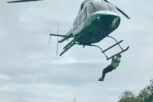 Düğünde helikoptere binmesine izin verilmeyen adam, helikoptere tutunarak havalandı