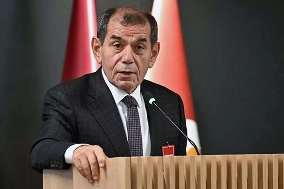 Dursun Özbek derbi biter bitmez telefona sarılmış