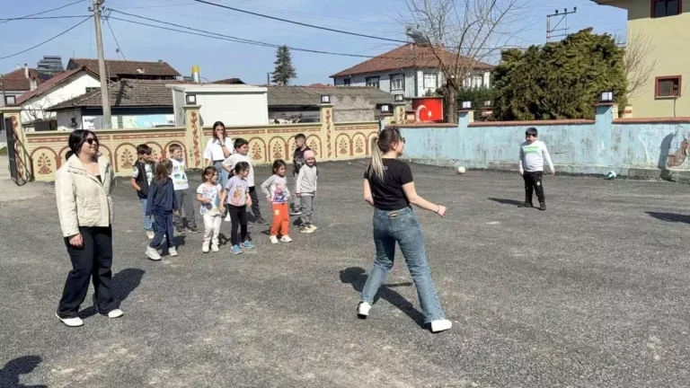 Düzce Üniversitesi’nden Bostanlık Köyü’ne Spor Malzemesi