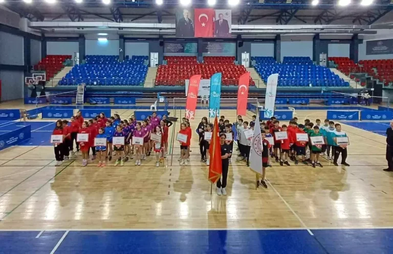 Düzce’de Badminton Küçükler Grup Müsabakaları Başladı
