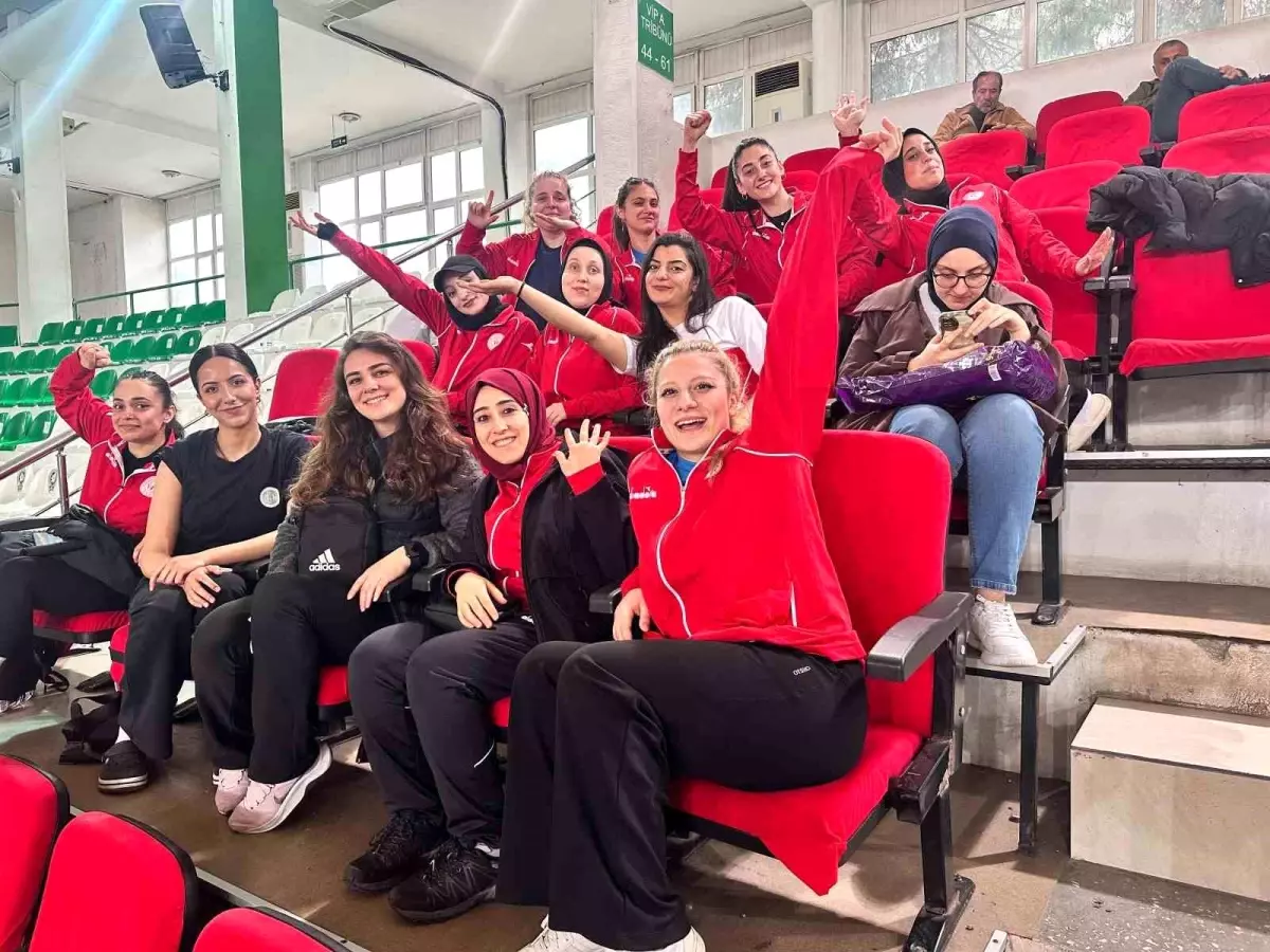 Erzurum Kız Yurdu Voleybol Takımı Bölge İkincisi Oldu
