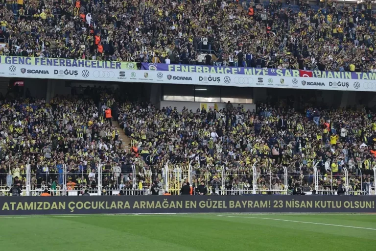 Fenerbahçe’nin ilk 11’inin 4 yaşındaki minik taraftar anons etti