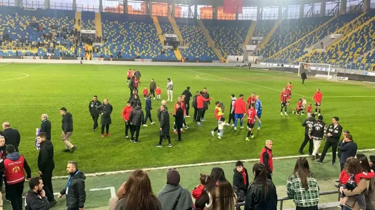 Fıratcan Üzüm’den Saygısız Davranış