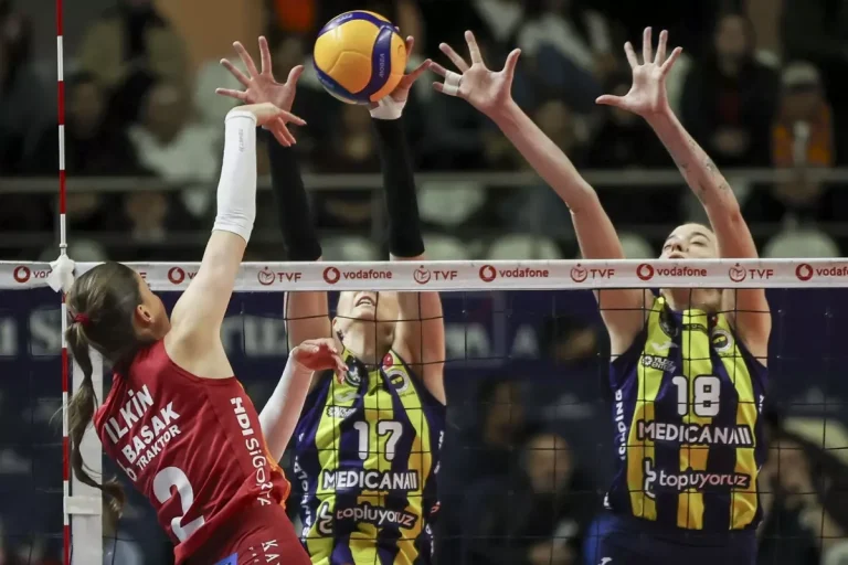 Galatasaray, Fenerbahçe’yi devirdi
