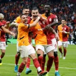 Galatasaray’ın yıldızı Fenerbahçe’nin puan kaybı sonrası hemen telefona sarıldı