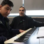 Görme engelli müzik öğretmeni, kendisi gibi özel öğrencilere ders veriyor