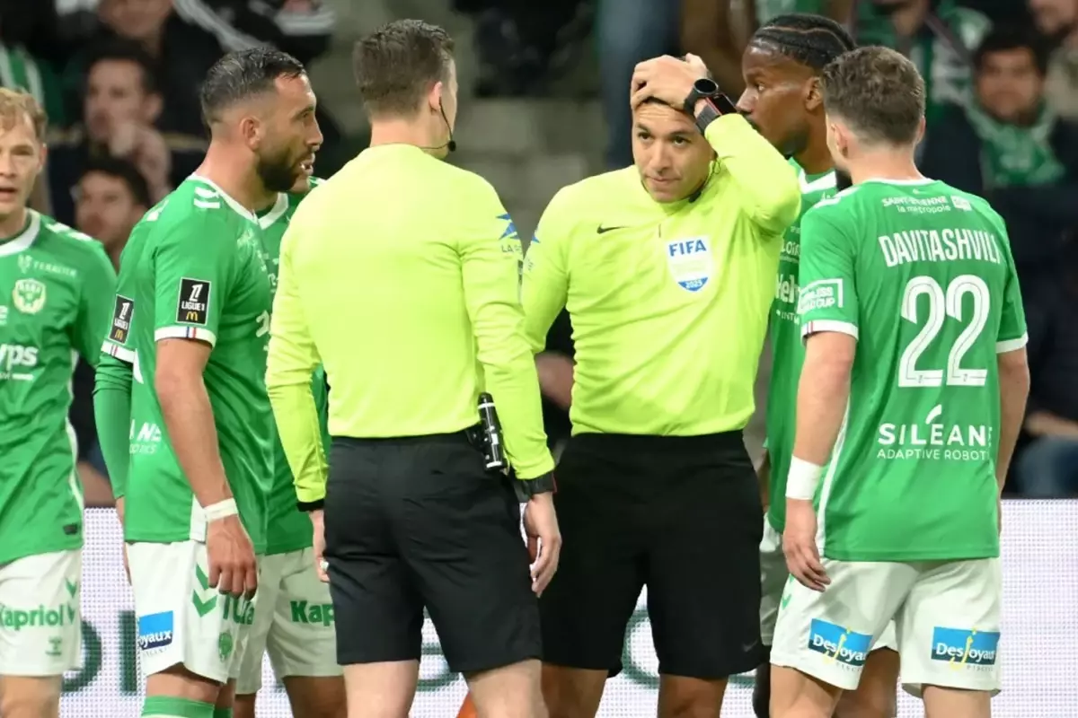 Hakeme tribünden mermi attılar