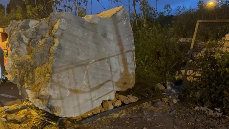 İstanbul’da Fatih Surları’ndan Parça Koptu