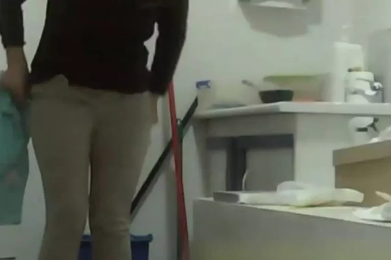 Kadın çalışanını kıyafetini değiştirirken gizli kameraya alan diş hekimine hapis cezası