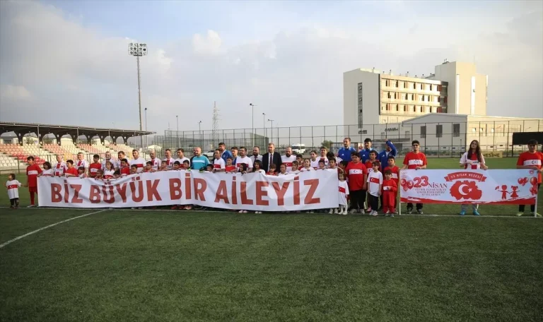 Kahramanmaraş’ta protokol üyeleri, şehit ve gazi çocuklarıyla futbol maçı yaptı