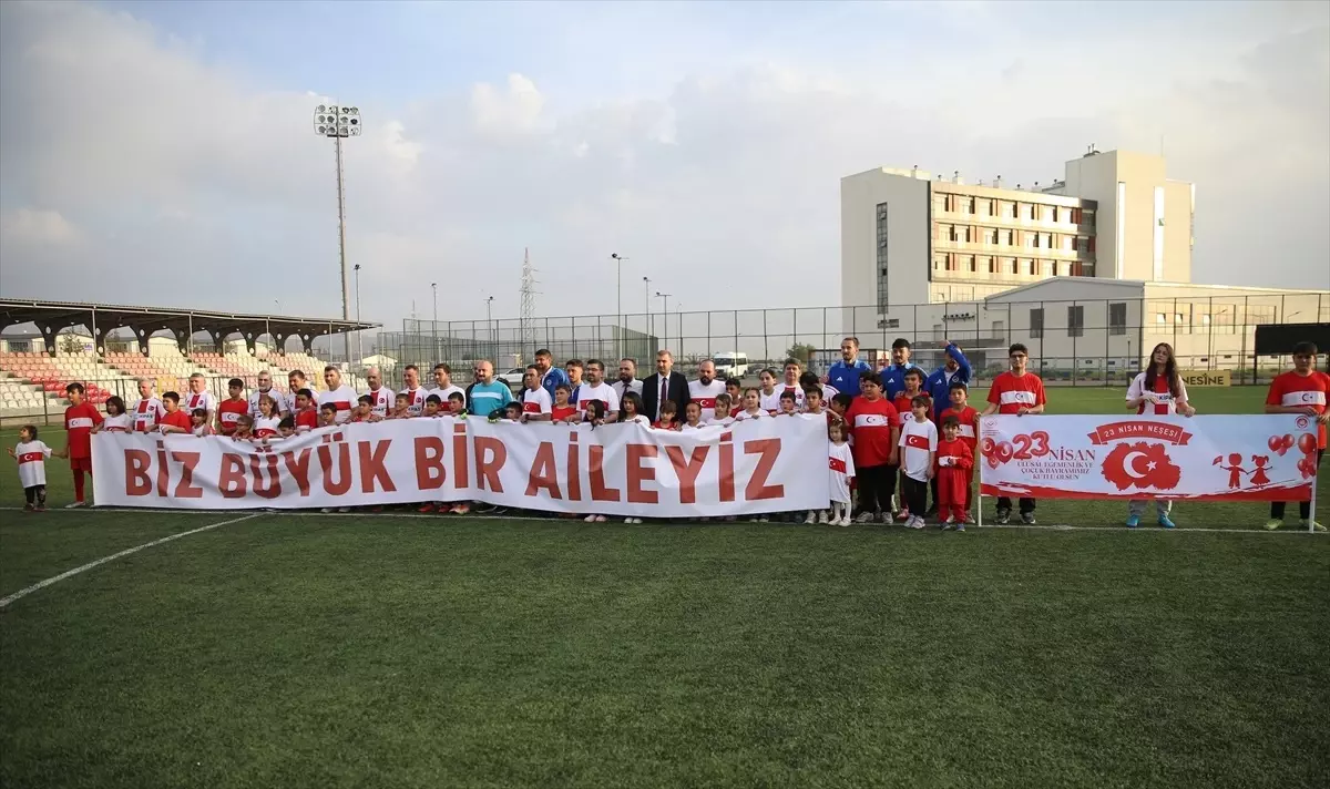 Kahramanmaraş’ta protokol üyeleri, şehit ve gazi çocuklarıyla futbol maçı yaptı