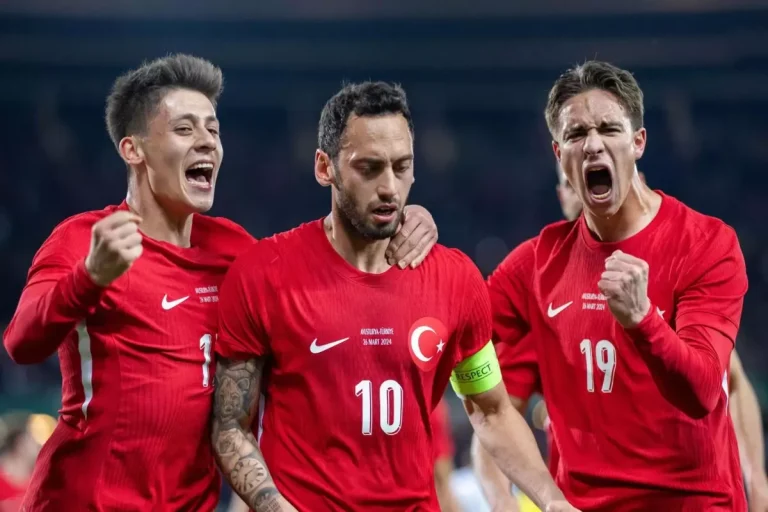Kenan Yıldız, seccade ile camiye gitti