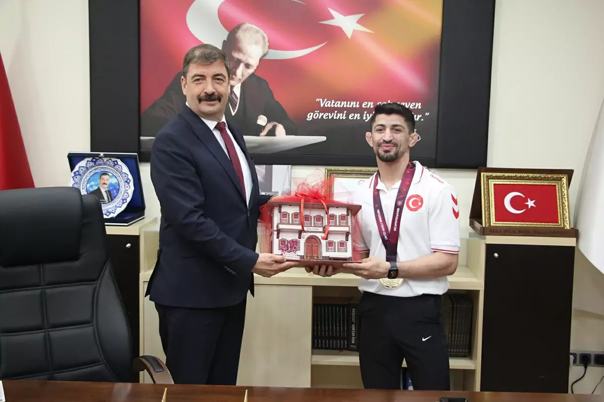 Kerem Kamal, Kula’da Şampiyon Gibi Karşılandı