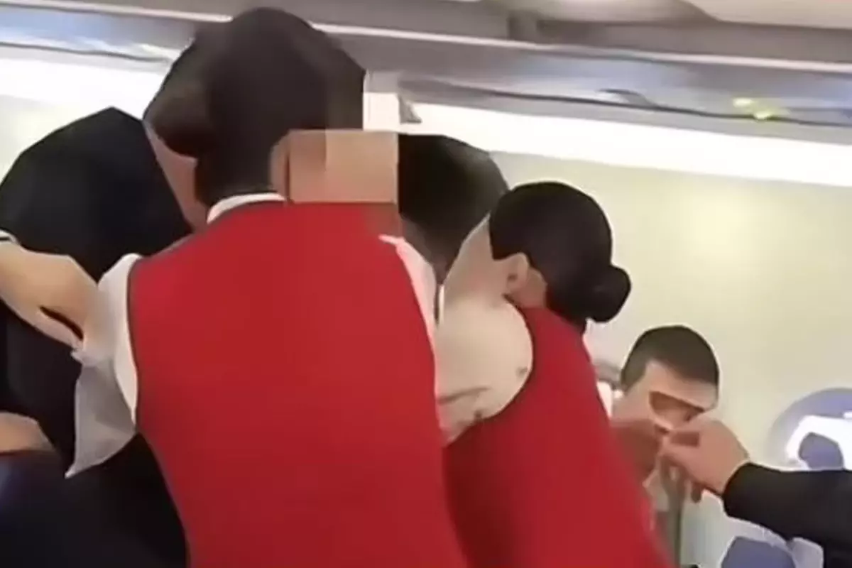 Koku tartışması sonrası yolcu kabin görevlisini ısırdı