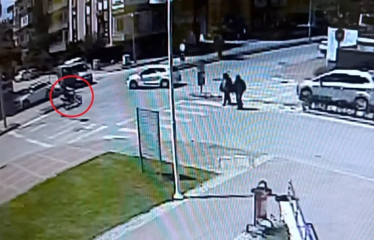 Manavgat’ta Motosiklet Otomobille Çarpıştı