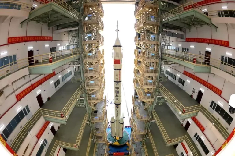 Shenzhou-20 Uzay Aracı Fırlatılıyor