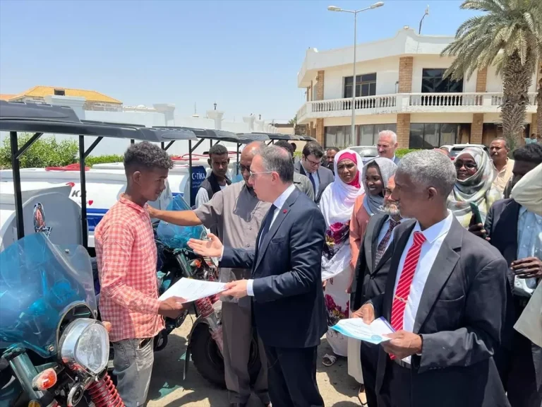 TİKA, Sudan’da Su Tankeri Dağıttı