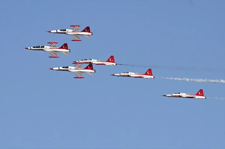 Türk Yıldızları’ndan Antalya’da Nefes Kesen Gösteri