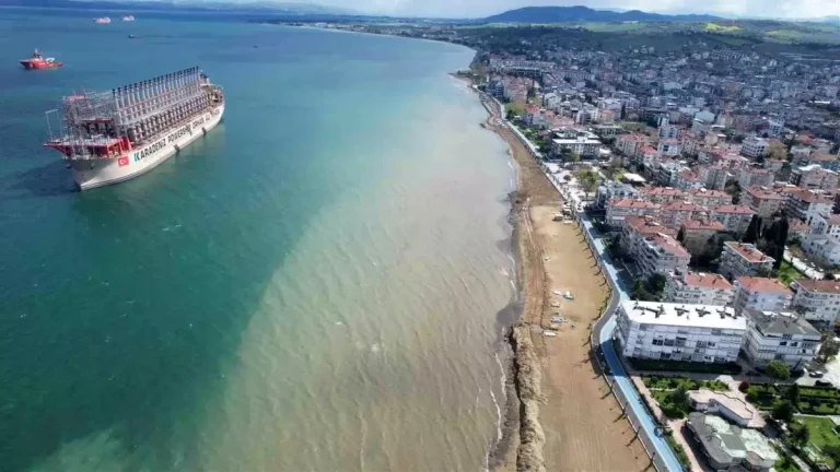 Yalova’da Enerji Gemisi Karaya Oturdu