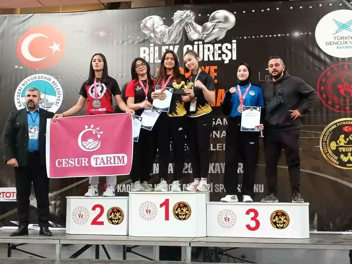 Zeynep Yiğit’ten Bilek Güreşinde İki Şampiyonluk